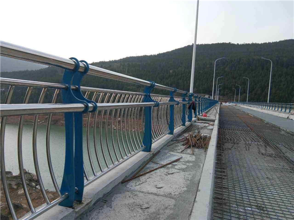 崇明不锈钢桥梁护栏的特点及其在桥梁安全中的重要作用