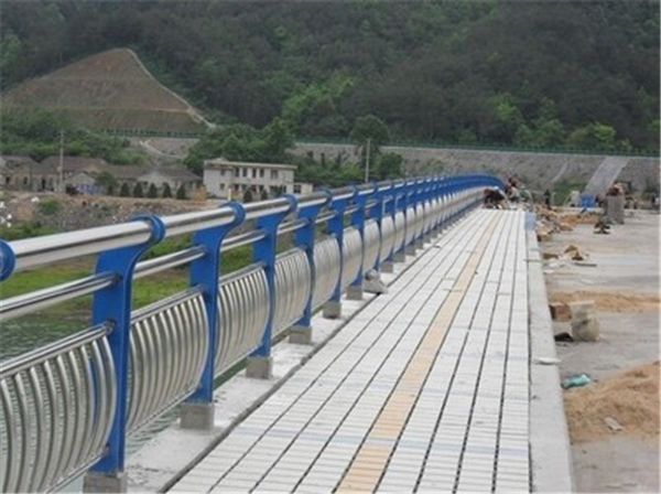 崇明不锈钢桥梁护栏的特性及其在现代建筑中的应用